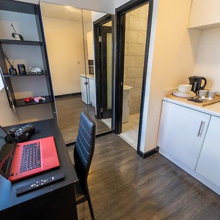 Stay Sa Equipped Studios Next To Uob And Qe! Birmingam Habitación foto