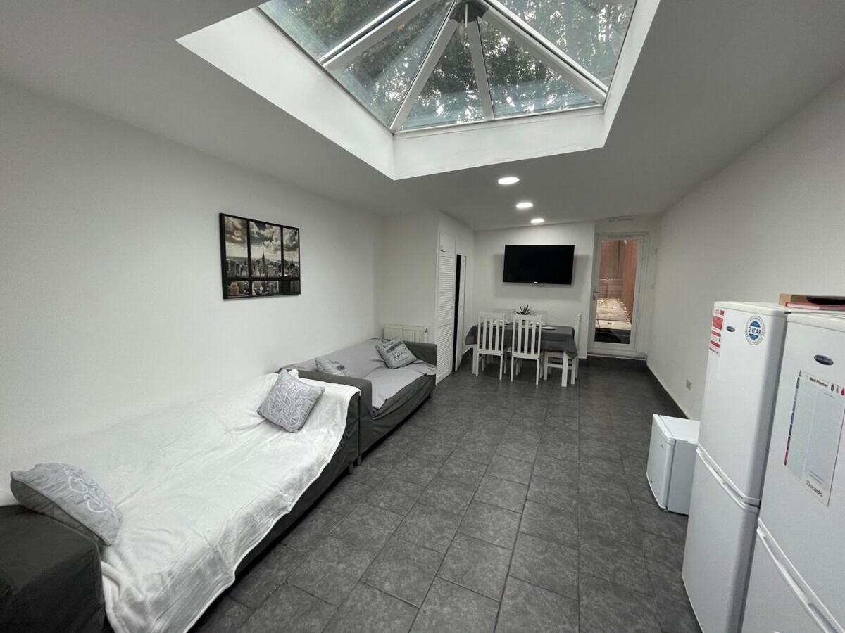 Stay Sa Equipped Studios Next To Uob And Qe! Birmingam Exterior foto